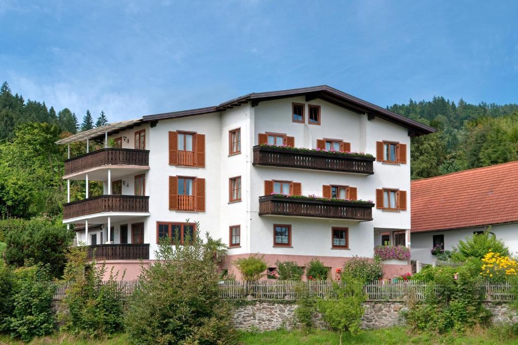 Schuetzenhof Aparthotel Sattendorf Exterior photo